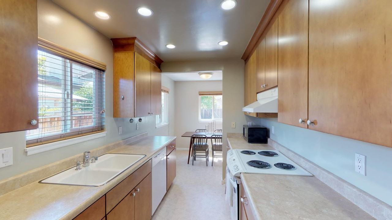 Classic Santa Clara home with covered patio - Photo 4 of 24