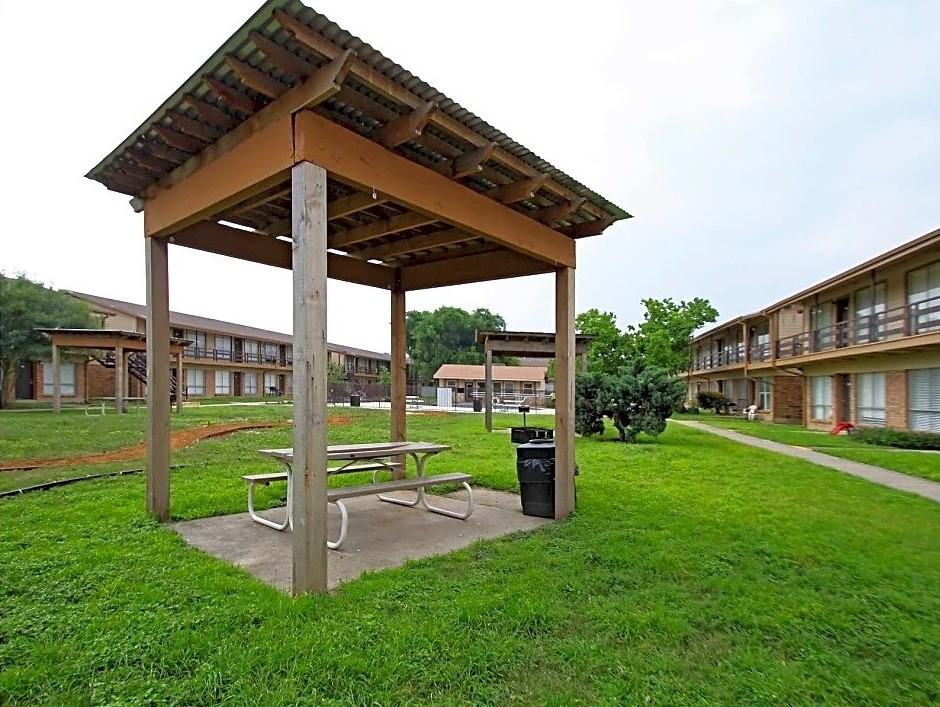 Utopia Place Apartments - Photo 4 of 21