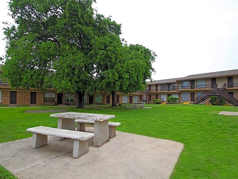 Utopia Place Apartments - Photo 5 of 21