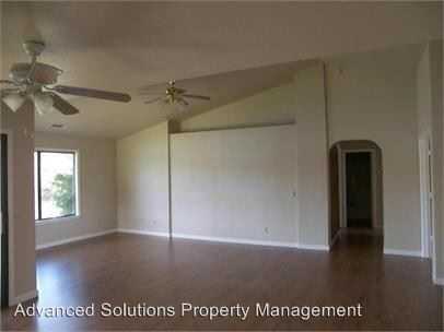19043 Finger Point Dr - Photo 3 of 8