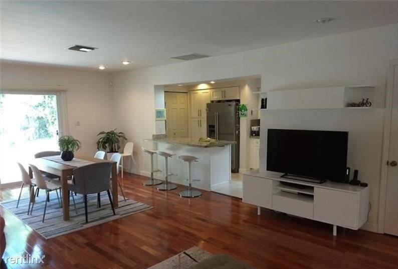 613 Ne 17th Ter - Photo 3 of 12