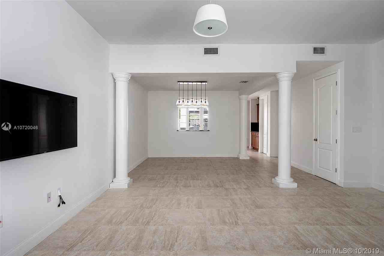 7766 Sw 54th Ave - Photo 3 of 20