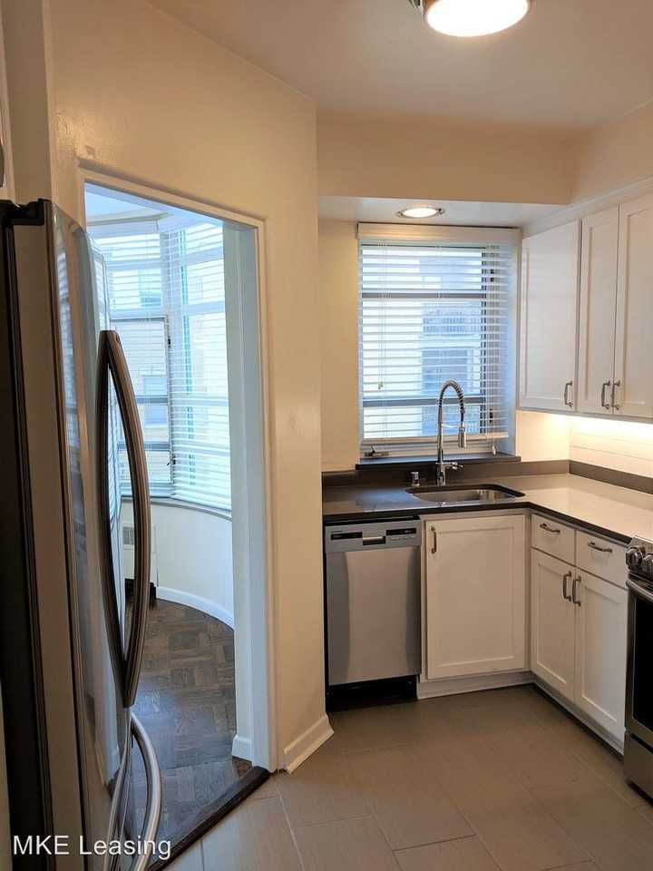 1260 N Prospect Avenue 302 - Photo 2 of 13