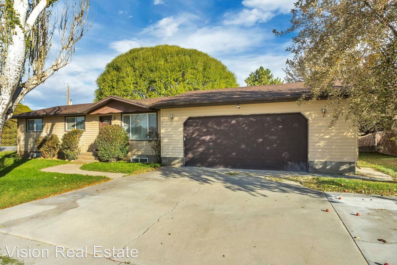 905 E 200 N - Photo 2 of 18