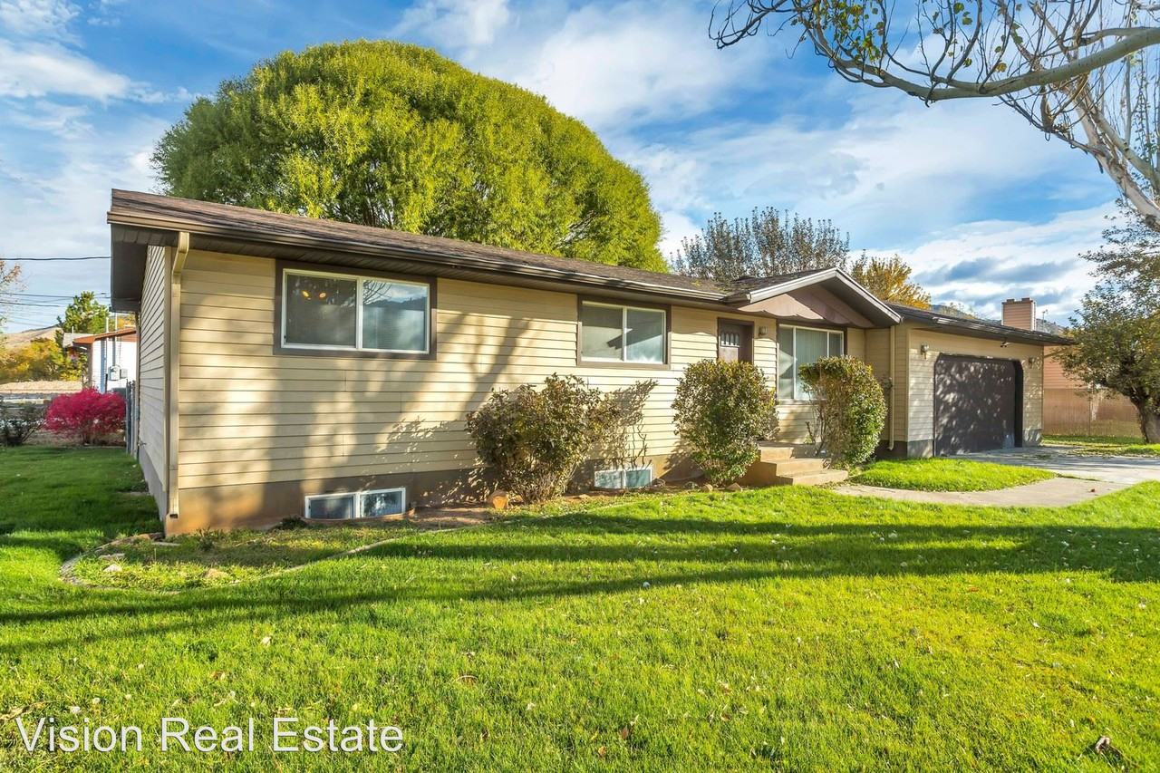 905 E 200 N - Photo 3 of 18