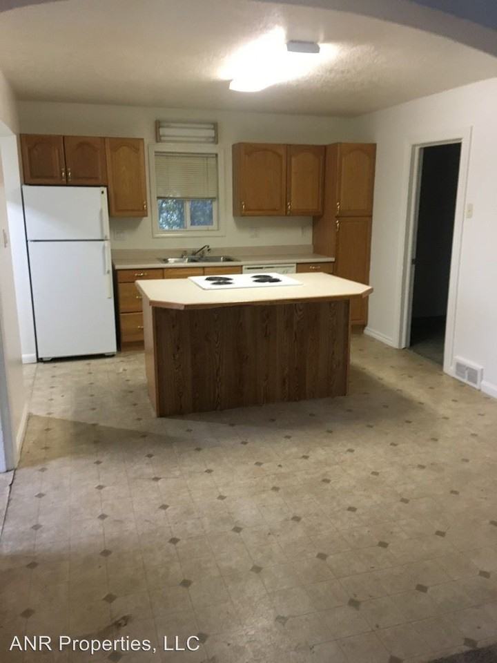 111 E Center St - Photo 2 of 10