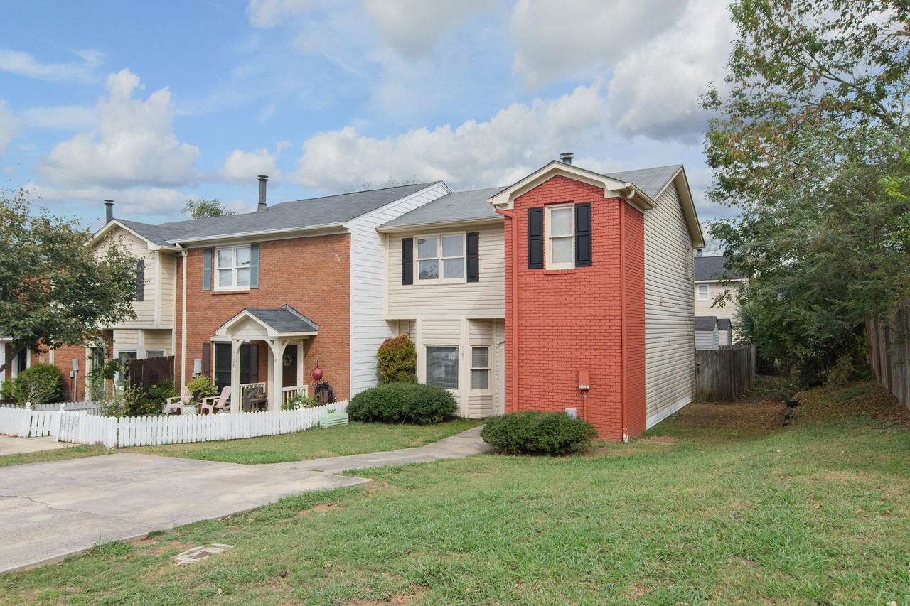 1101 Hillsboro Ln - Photo 2 of 25