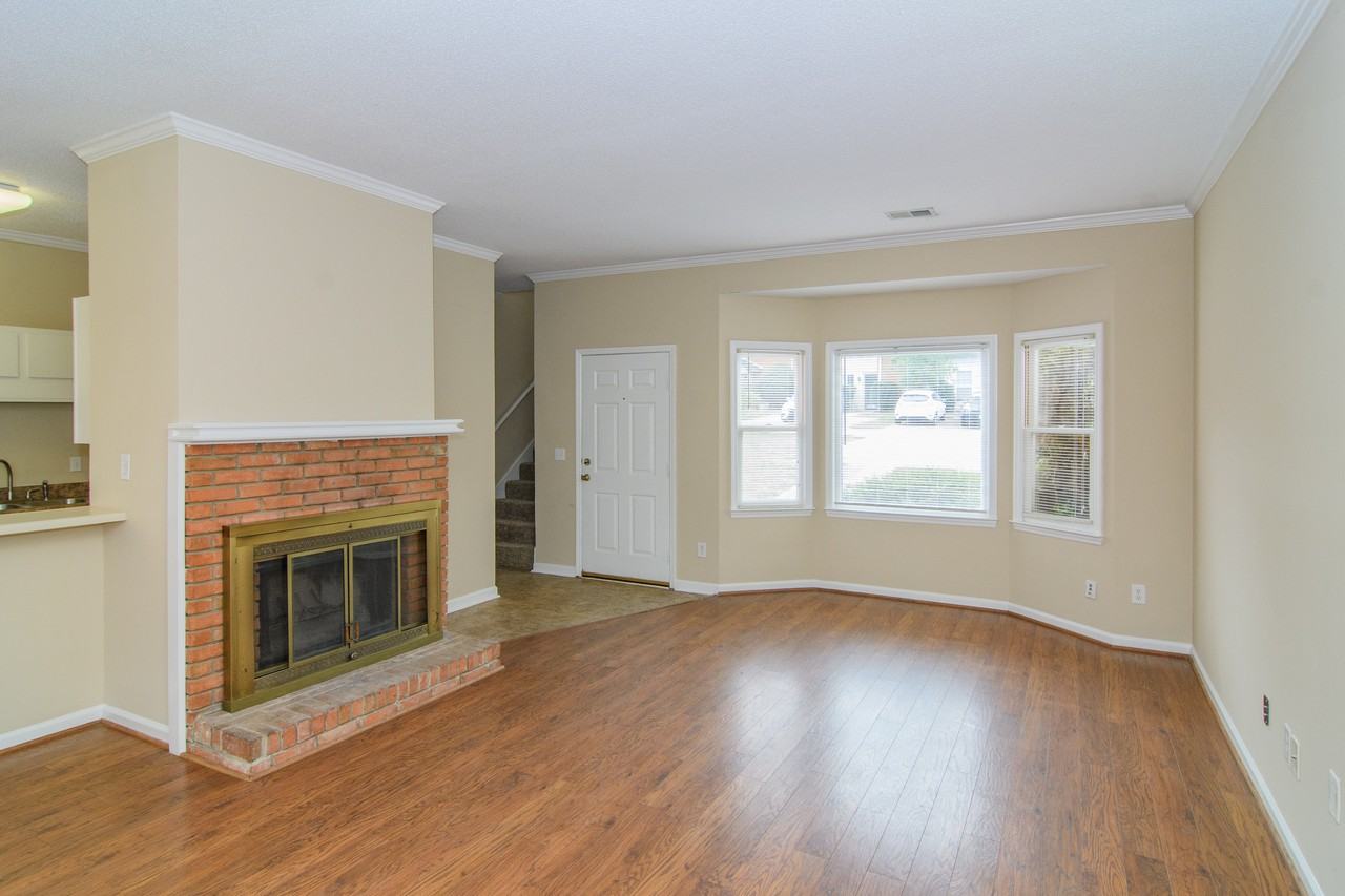 1101 Hillsboro Ln - Photo 3 of 25