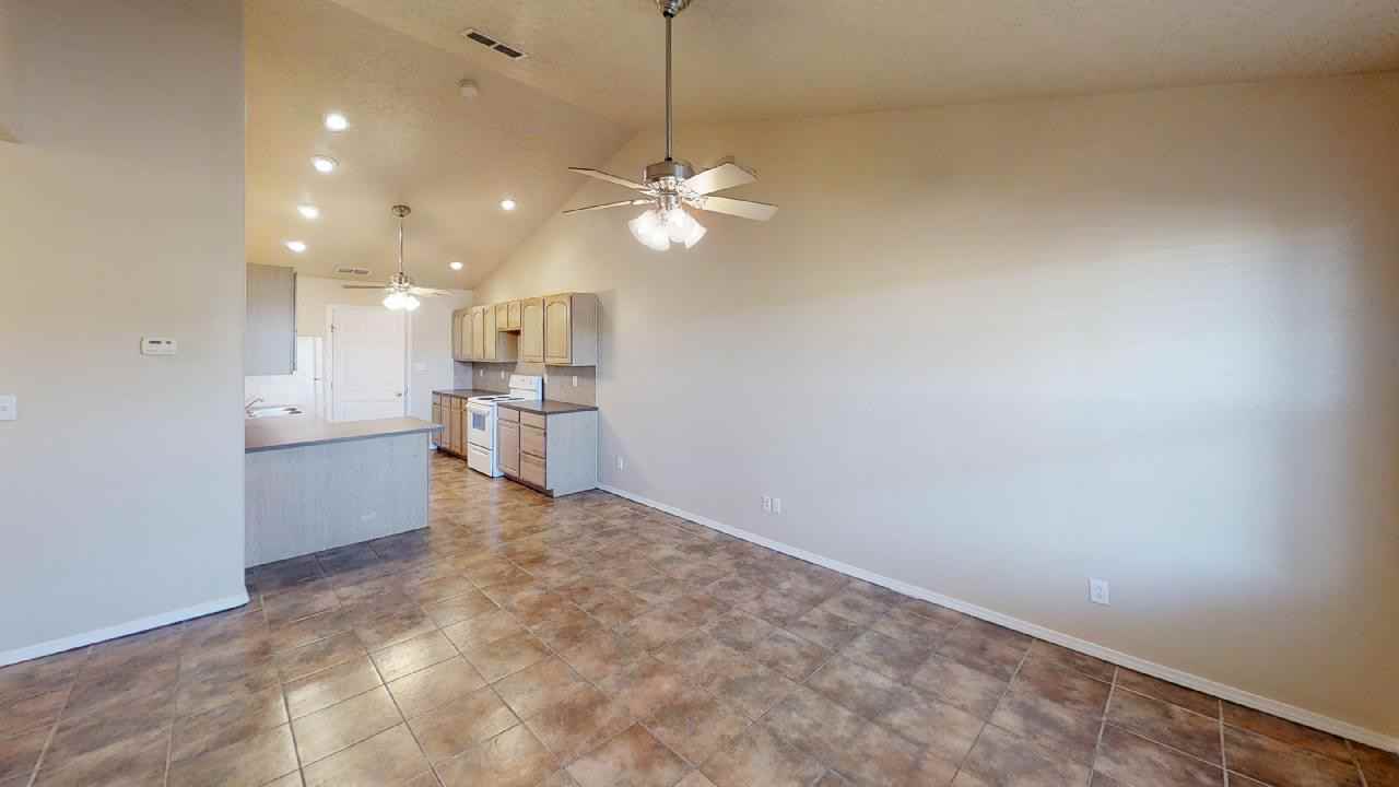 732 W 18th St - Photo 2 of 10