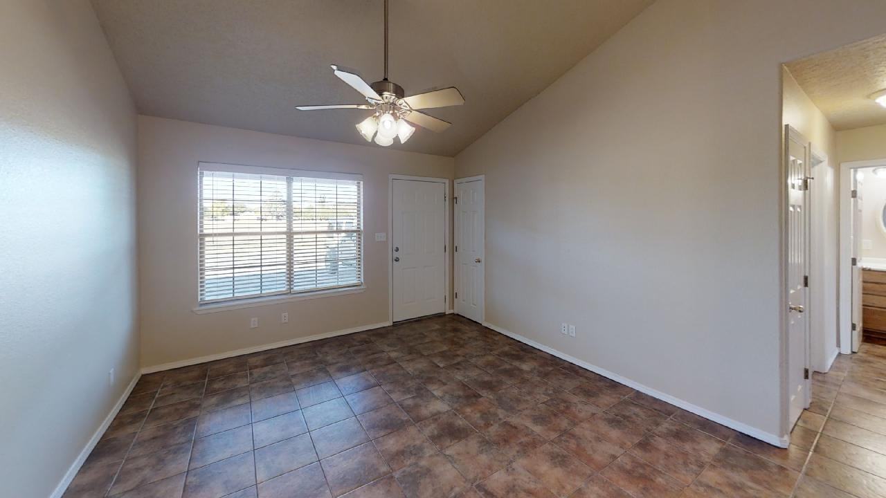 732 W 18th St - Photo 3 of 10