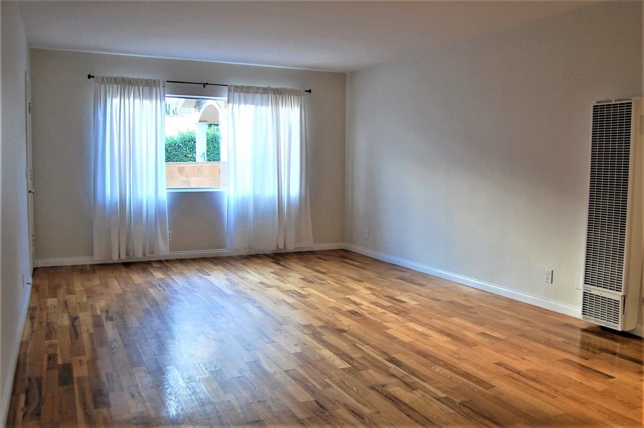734 W 17th St - Photo 2 of 19