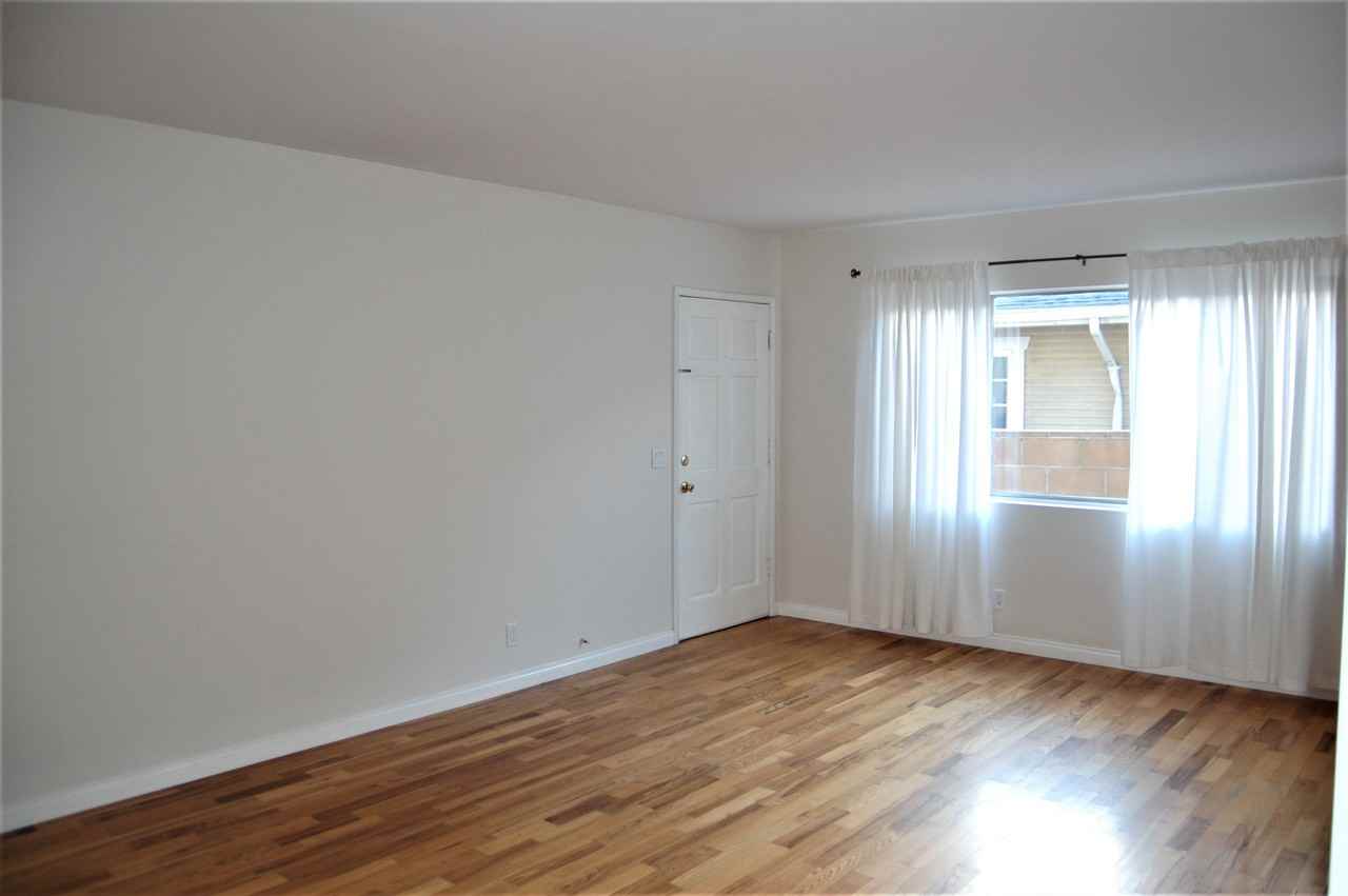 734 W 17th St - Photo 3 of 19