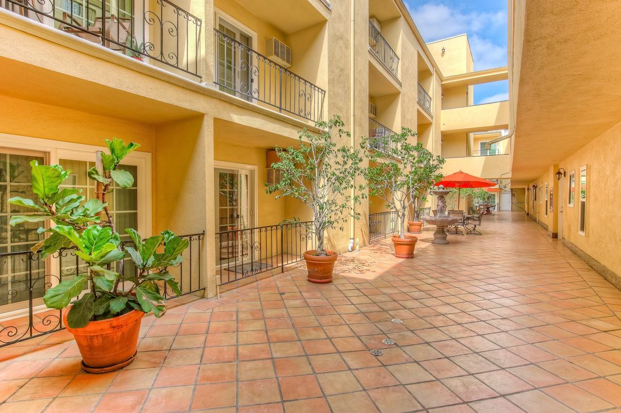 1370 Veteran Ave - Photo 4 of 20