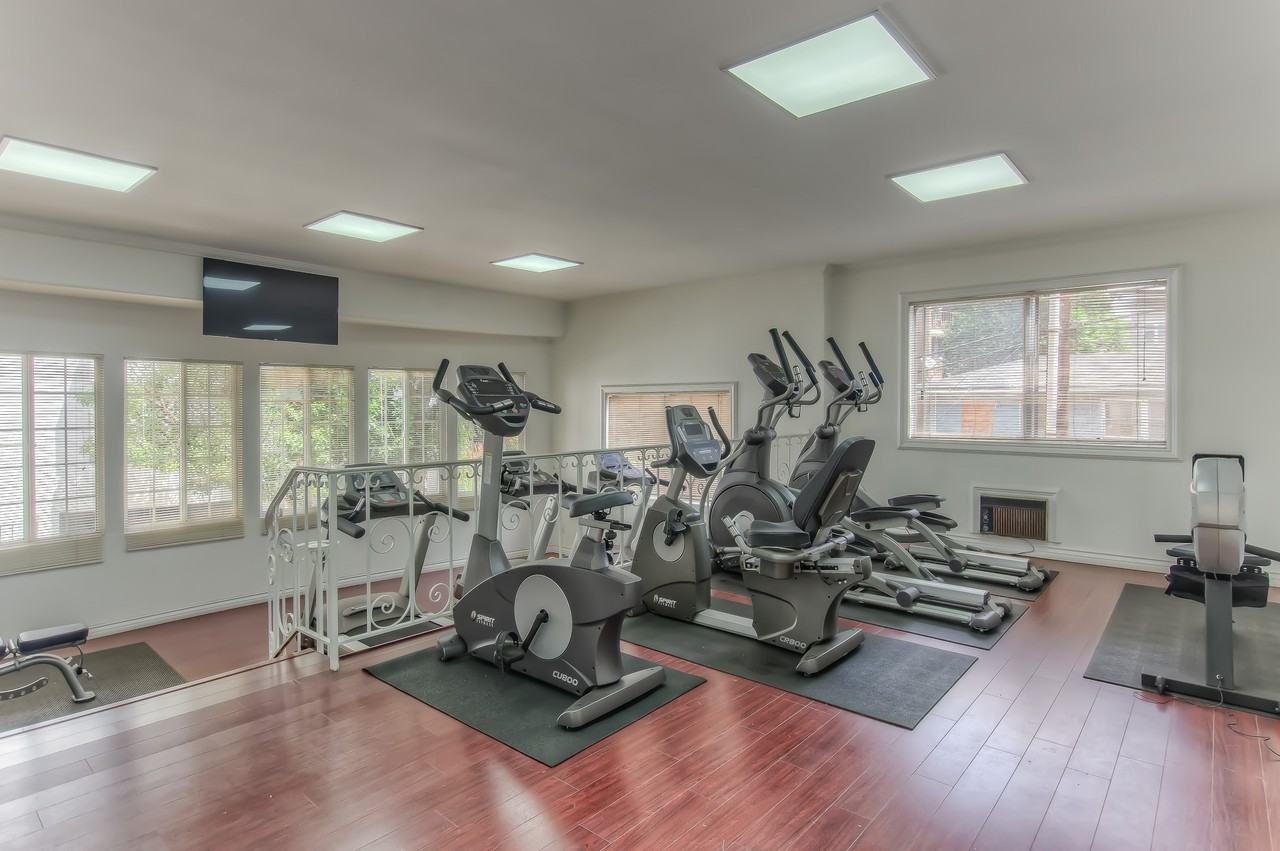 1370 Veteran Ave - Photo 6 of 20