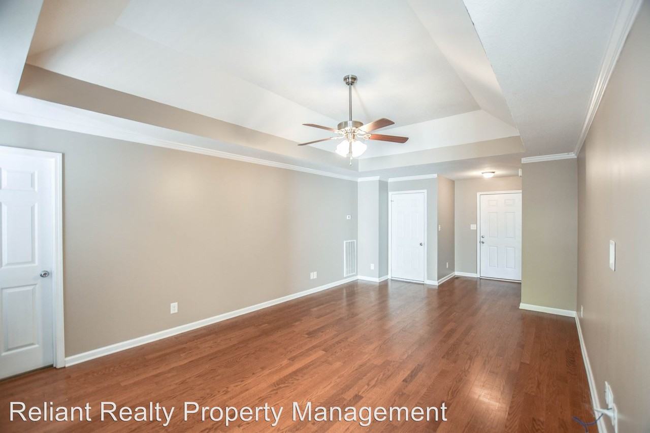 327 Chalet Circle - Photo 3 of 15