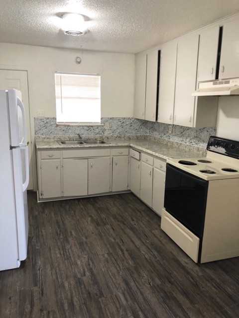 208 E Valley Rd - Photo 3 of 8