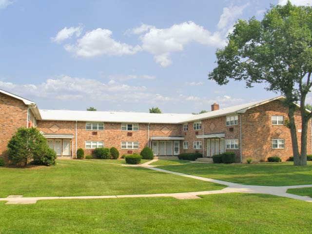 Maple Crest Garden Apartments at Dix Hills - Photo 3 of 6