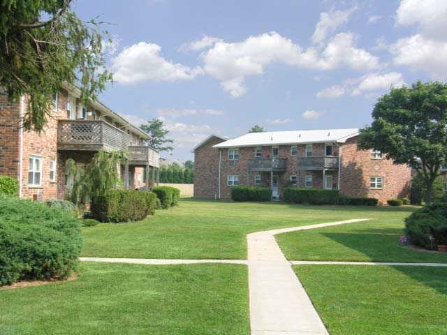 Maple Crest Garden Apartments at Dix Hills - Photo 2 of 6