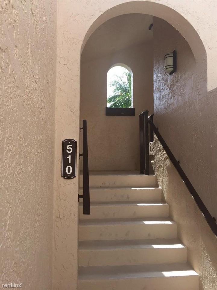240 Captains Walk - Photo 2 of 10