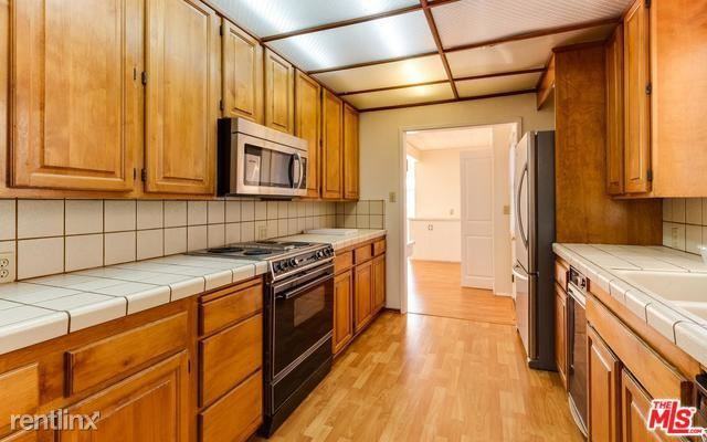 5246 Beeman Ave - Photo 3 of 12