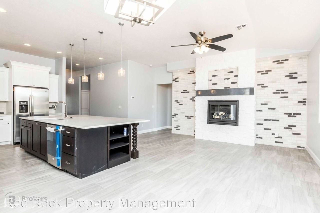 2605 W 550 N - Photo 3 of 15