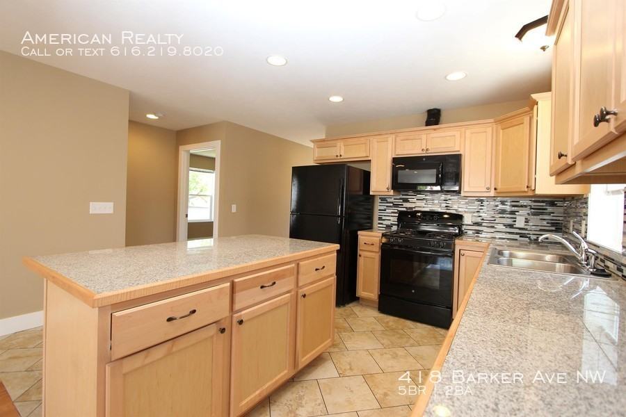 418 Barker Ave Nw - Photo 3 of 15