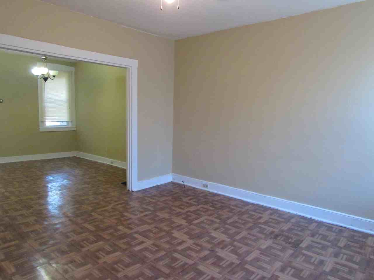 309 S Queen St - Photo 3 of 7