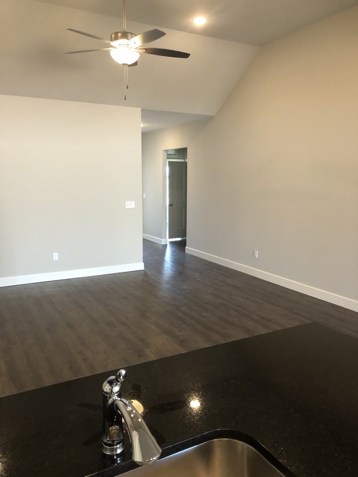 12475 S Oxford Ave - Photo 2 of 15