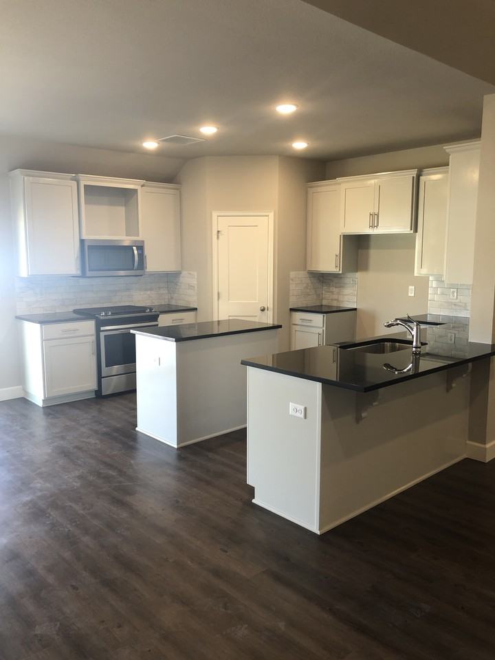 12475 S Oxford Ave - Photo 3 of 15