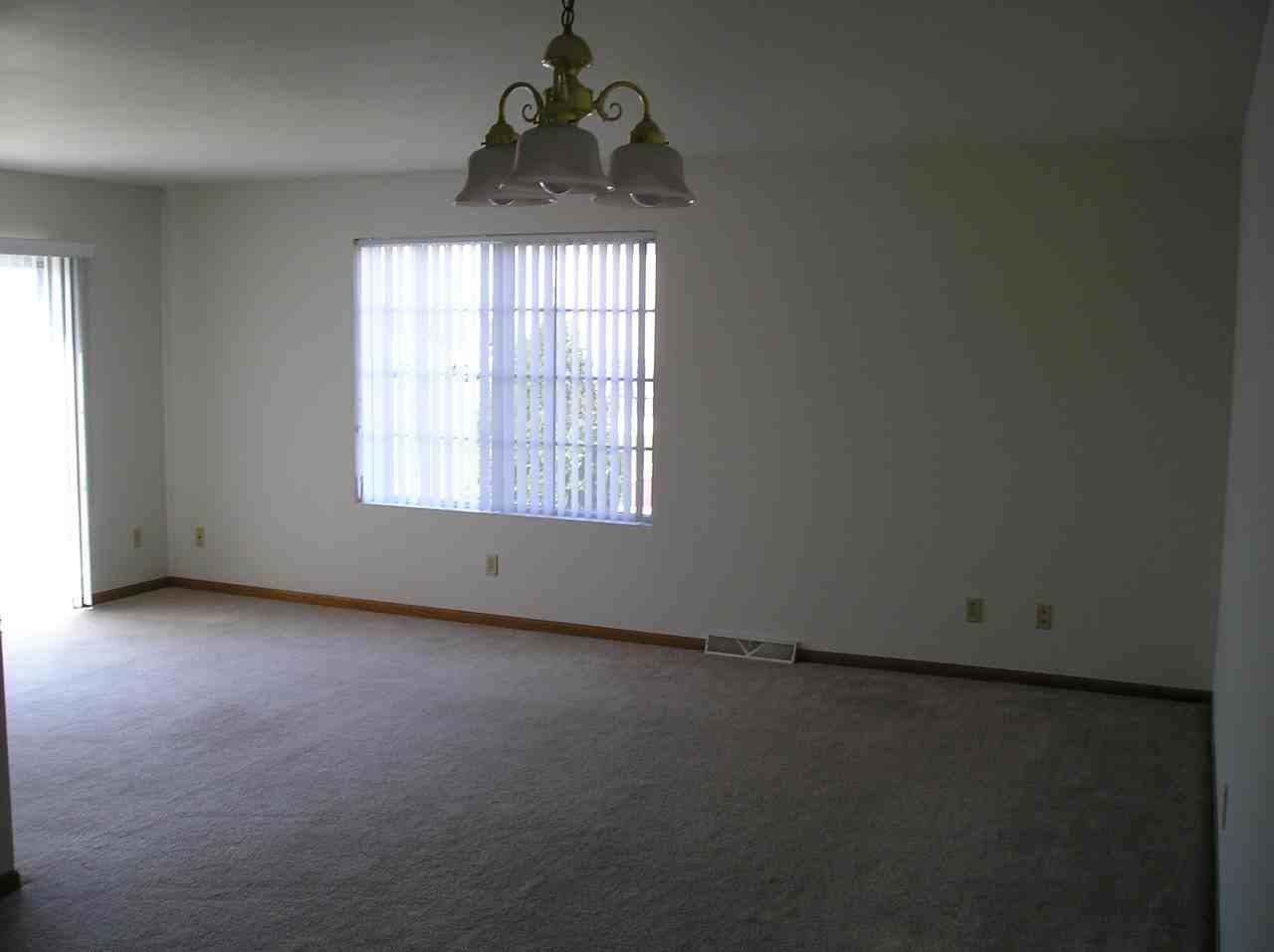 627-629 Shah Ave - Photo 2 of 12