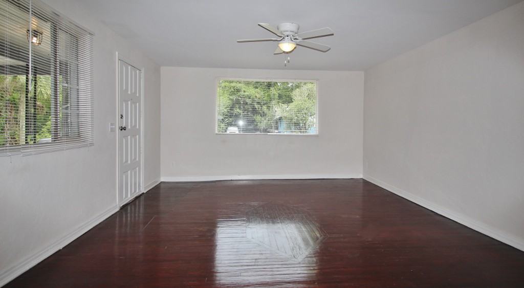 1634 Rosanne St - Photo 2 of 11