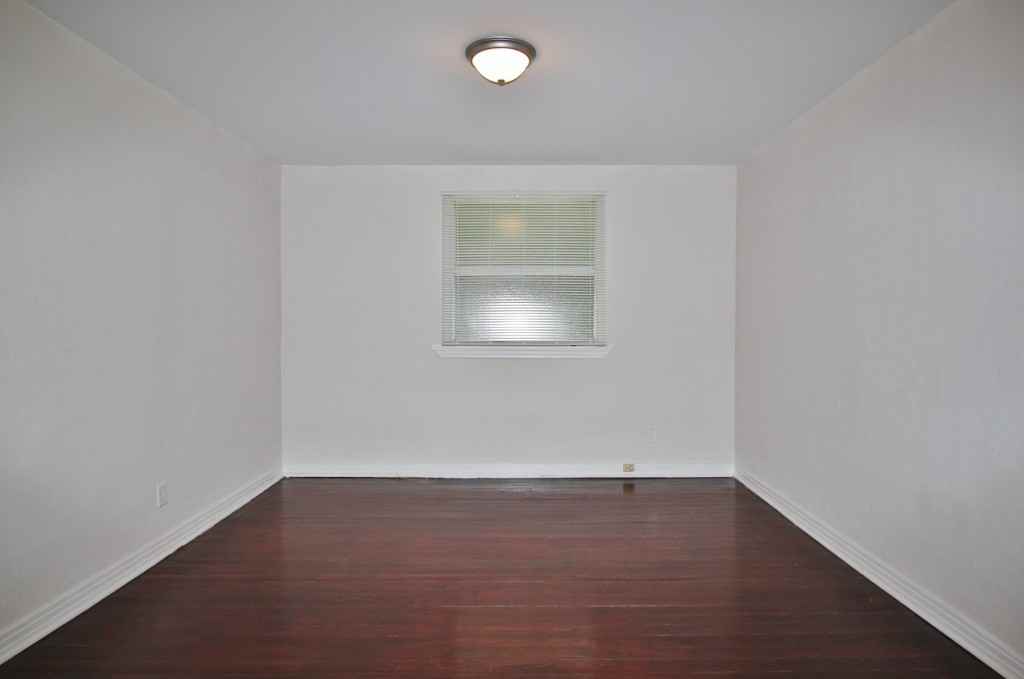 1634 Rosanne St - Photo 3 of 11