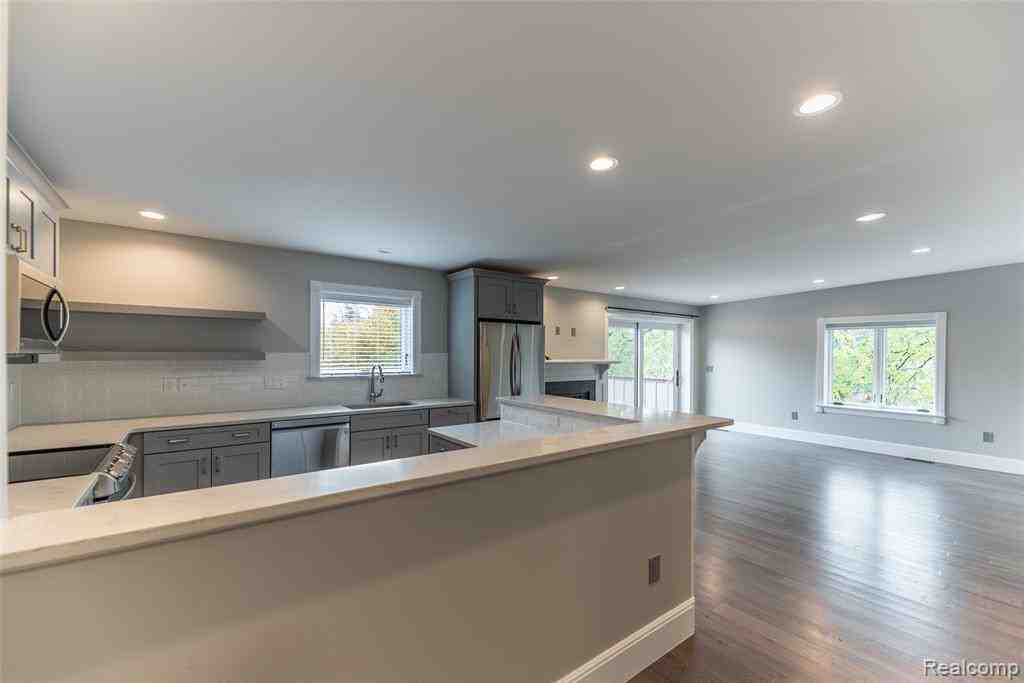 3012 Coolidge Highway - Photo 2 of 29