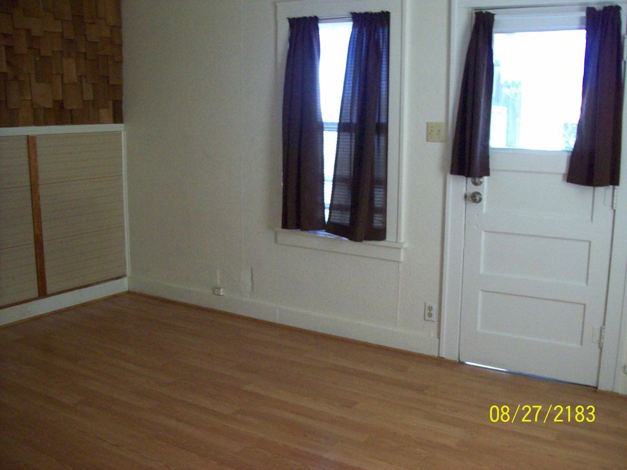 173 3rd Ave Wn - Photo 2 of 3