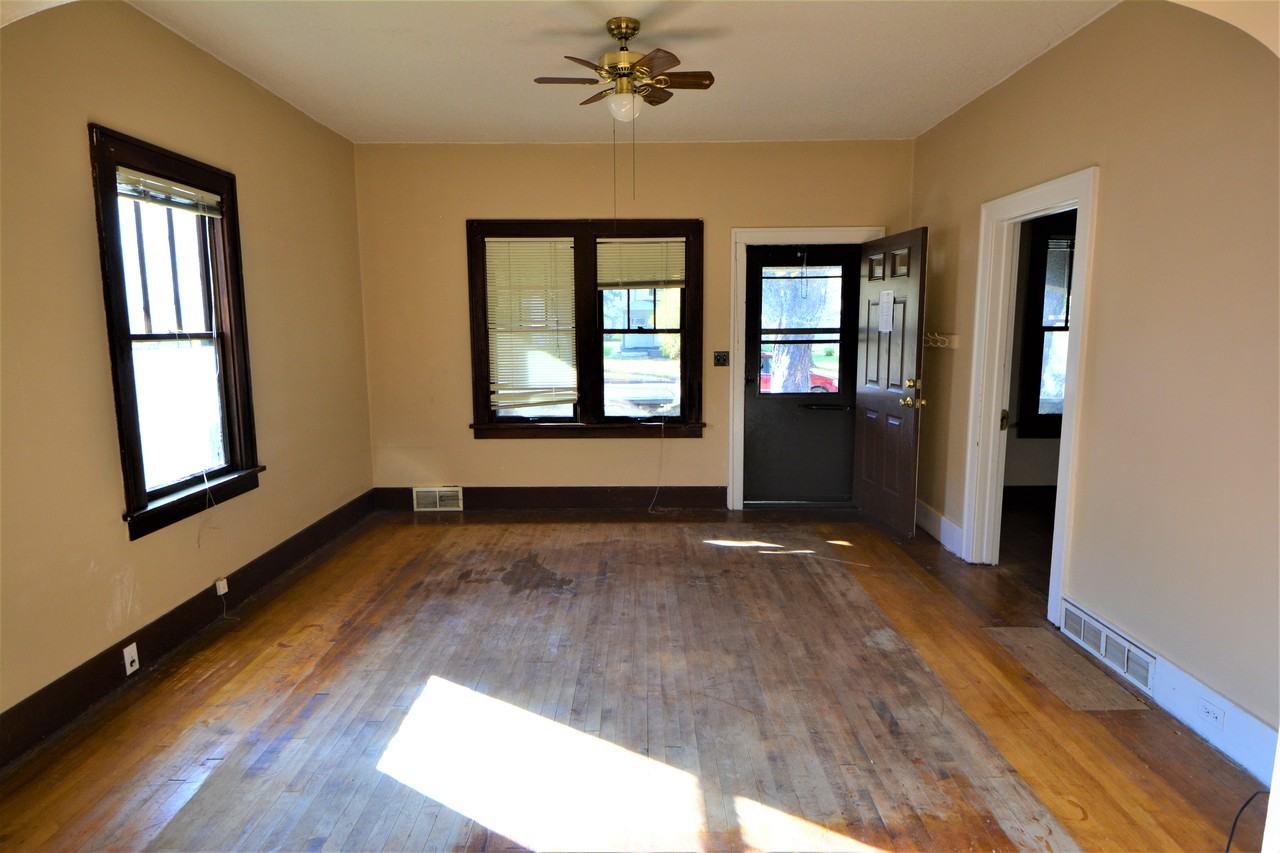 408 3Rd Ave Ne - Photo 3 of 6