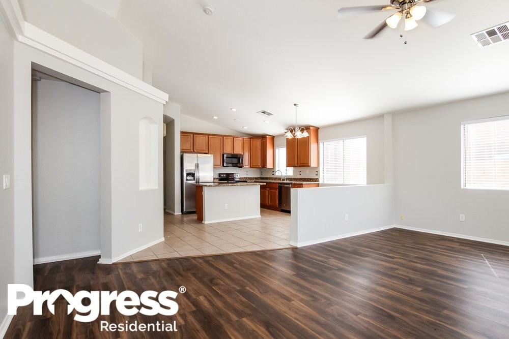 10614 W Hess St - Photo 3 of 20