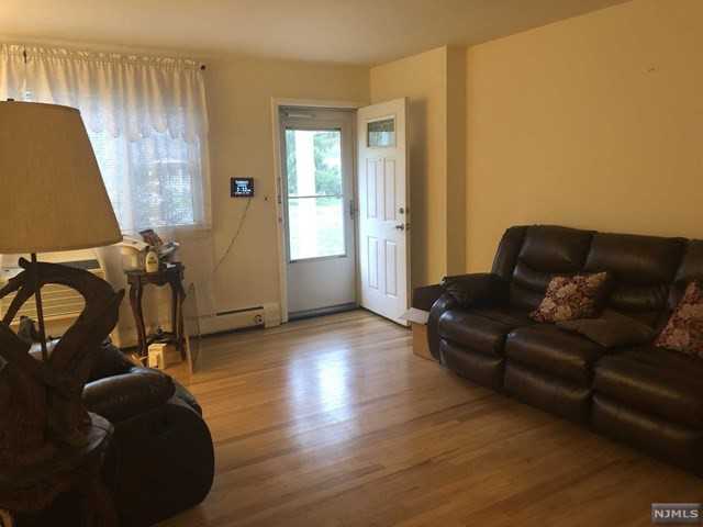 708 Washington Drive - Photo 3 of 10