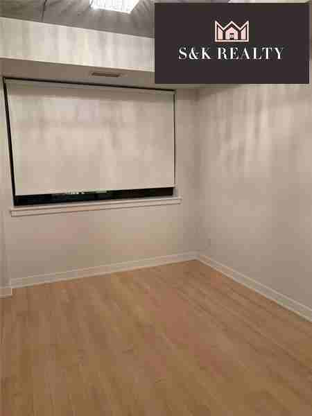 400 Wellington Street West #302