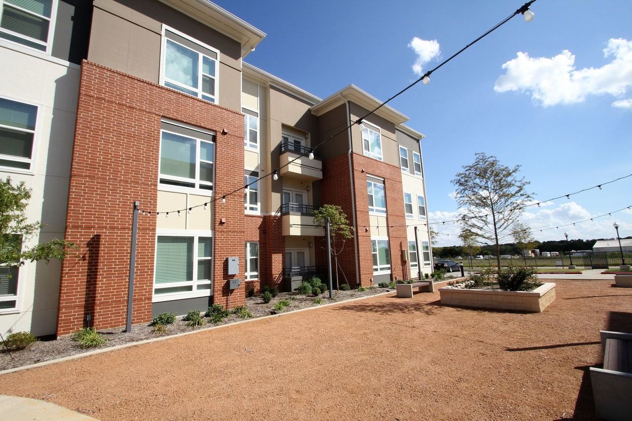 Palladium Aubrey - Photo 5 of 50