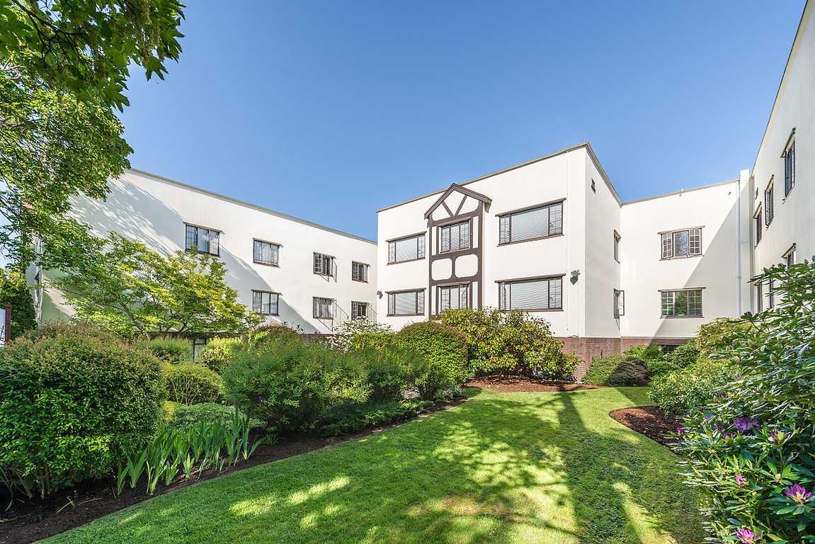 Van Meare Manor - Photo 2 of 8