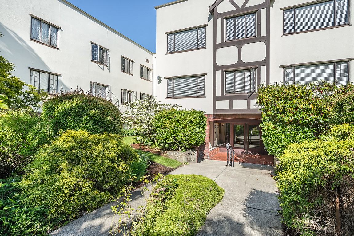 Van Meare Manor - Photo 3 of 8