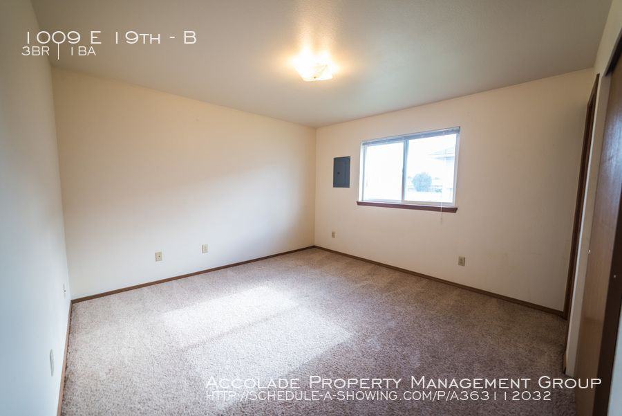1009 E 19th B #B - Photo 2 of 21
