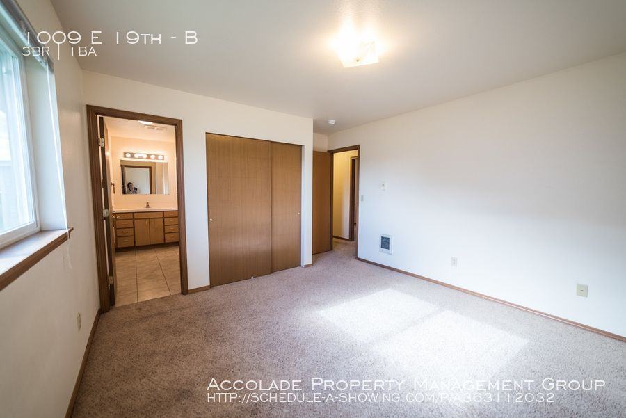 1009 E 19th B #B - Photo 3 of 21