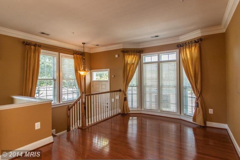 910 Slaters Ln - Photo 2 of 27