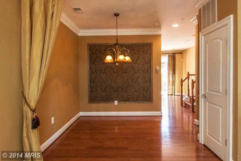 910 Slaters Ln - Photo 3 of 27