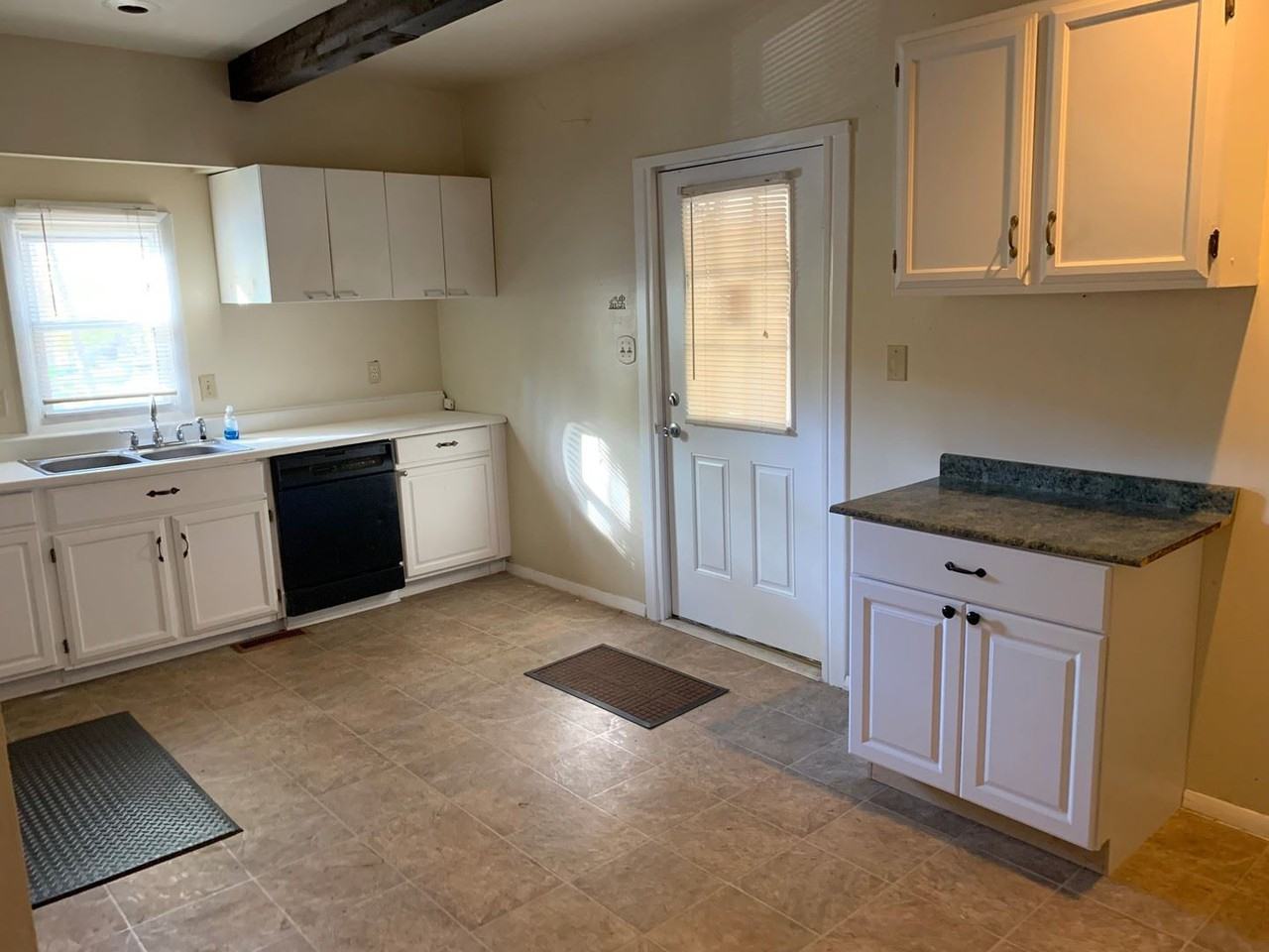 3217 Hill St - Photo 3 of 7