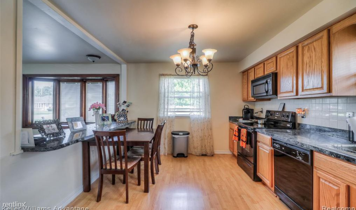 18532 Hamann St - Photo 3 of 10