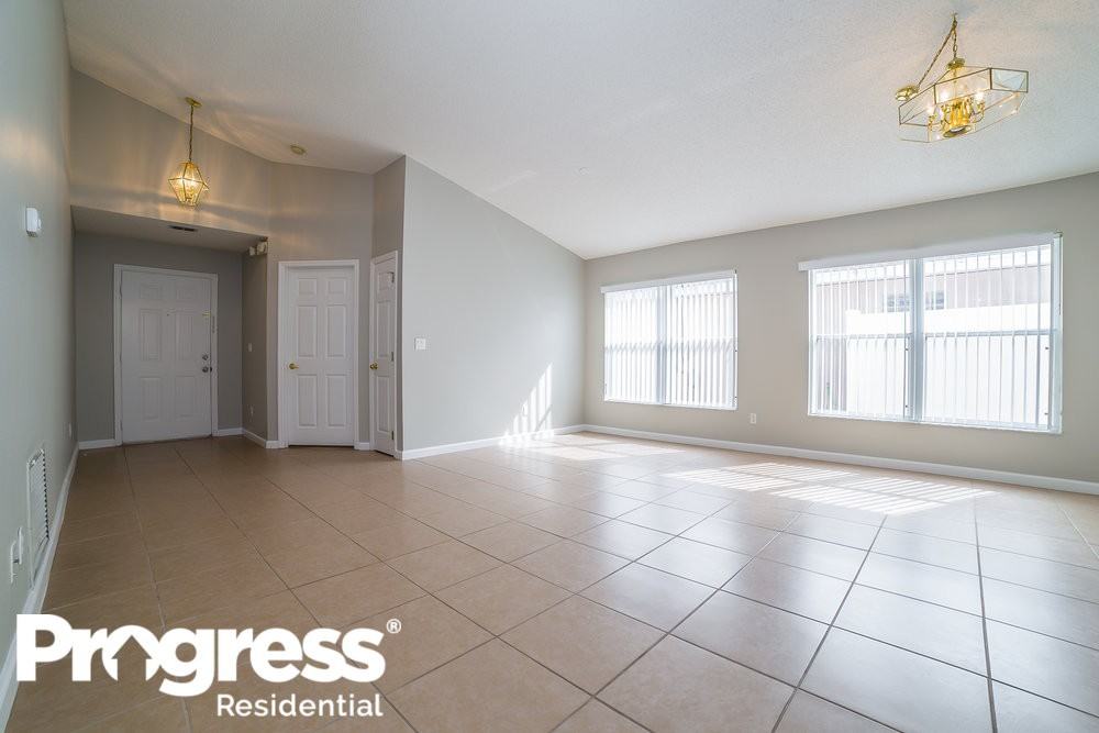 2713 Brook Hollow Rd - Photo 2 of 18