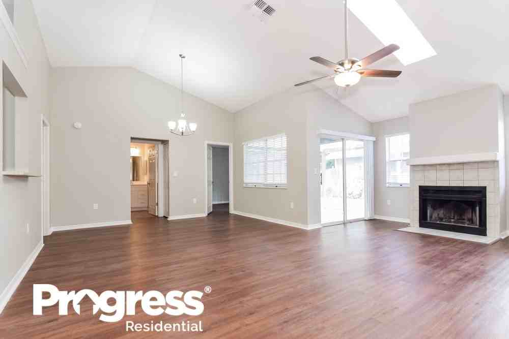 10901 Claymont Dr - Photo 3 of 16