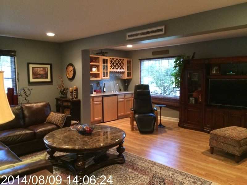 387 Mountain Ave - Photo 2 of 10